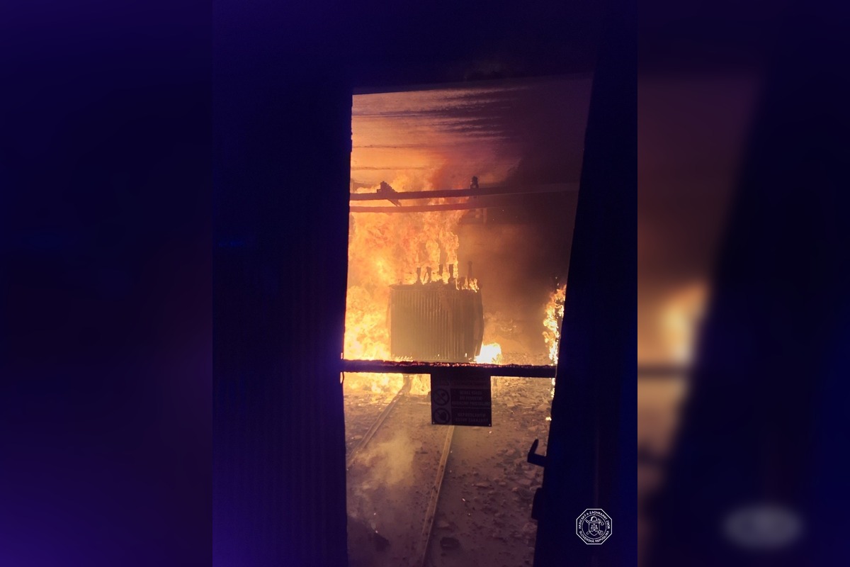 FOTO: Požiar v Karlovej Vsi ponechal desiatky domov bez elektriny. Hasiči a elektrikári pracovali dlho do noci, foto 5