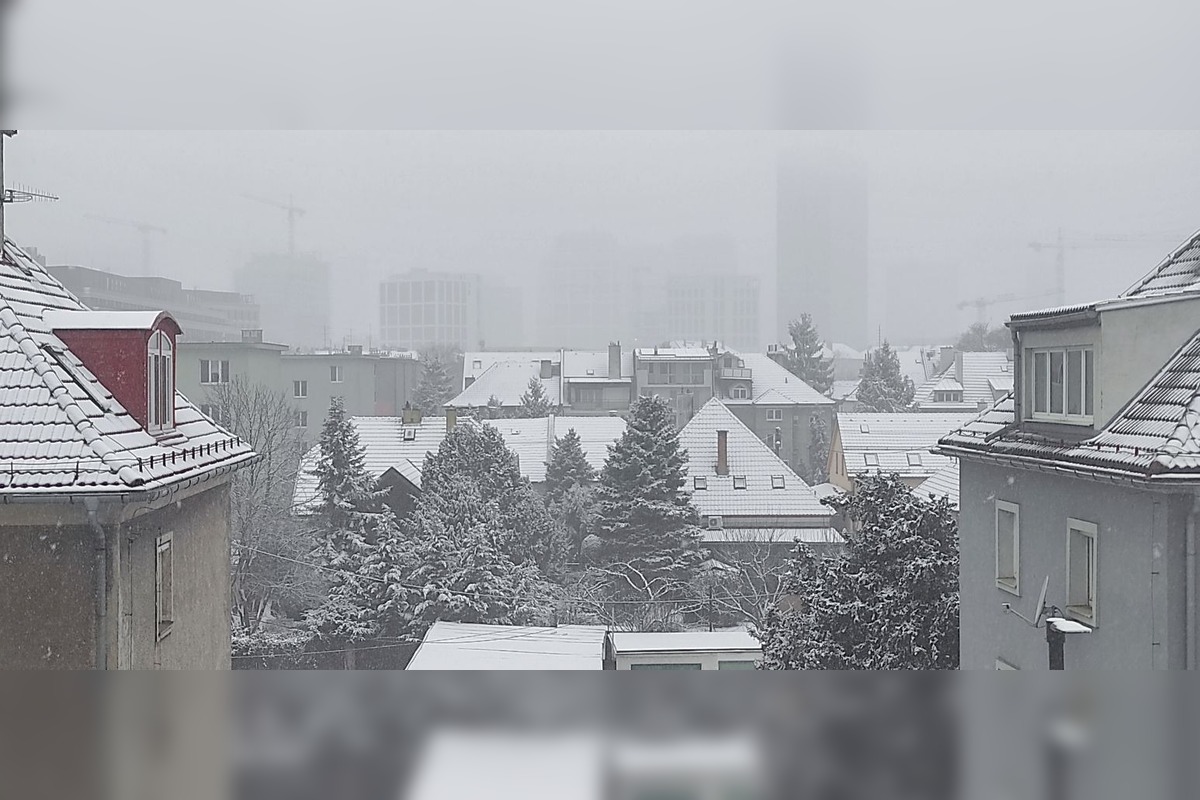 FOTO: V Bratislave opäť sneží. Napadnúť môže až 20 cm snehu, foto 1