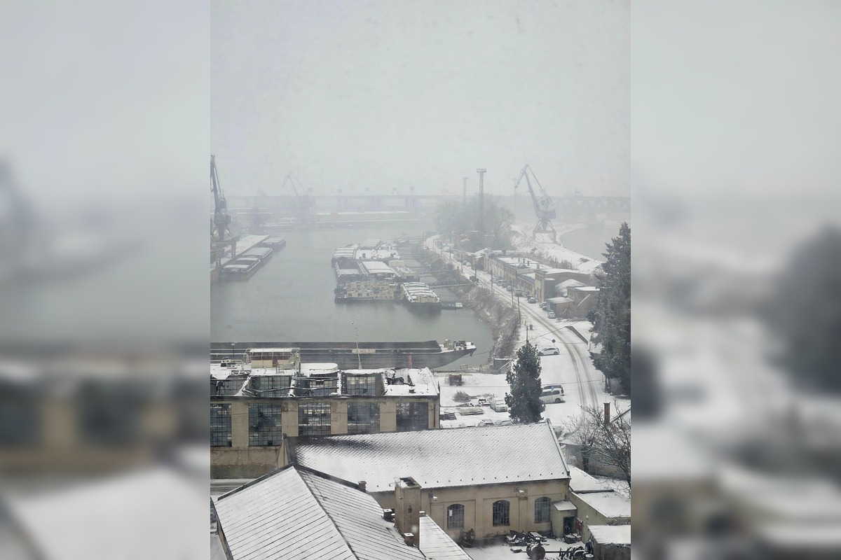 FOTO: V Bratislave opäť sneží. Napadnúť môže až 20 cm snehu, foto 2