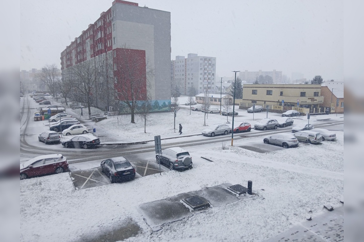 FOTO: V Bratislave opäť sneží. Napadnúť môže až 20 cm snehu, foto 6