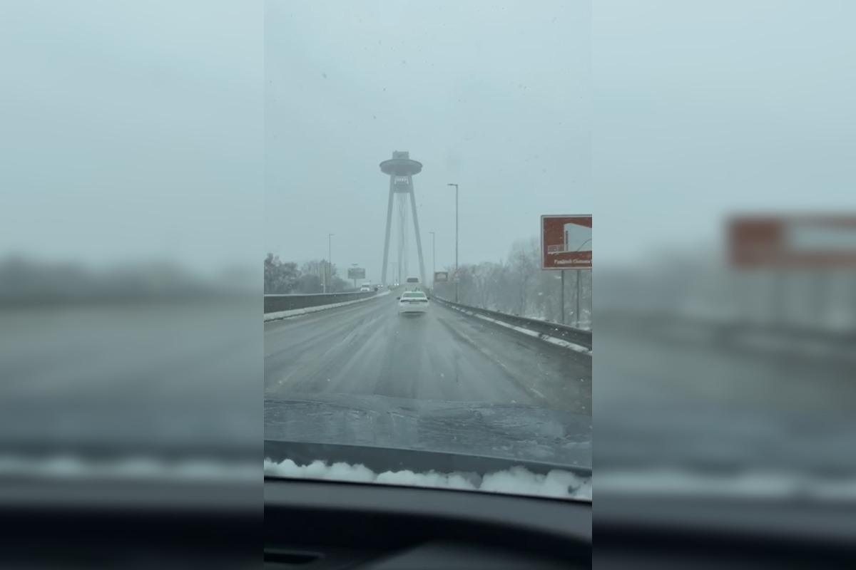 FOTO: V Bratislave opäť sneží. Napadnúť môže až 20 cm snehu, foto 7