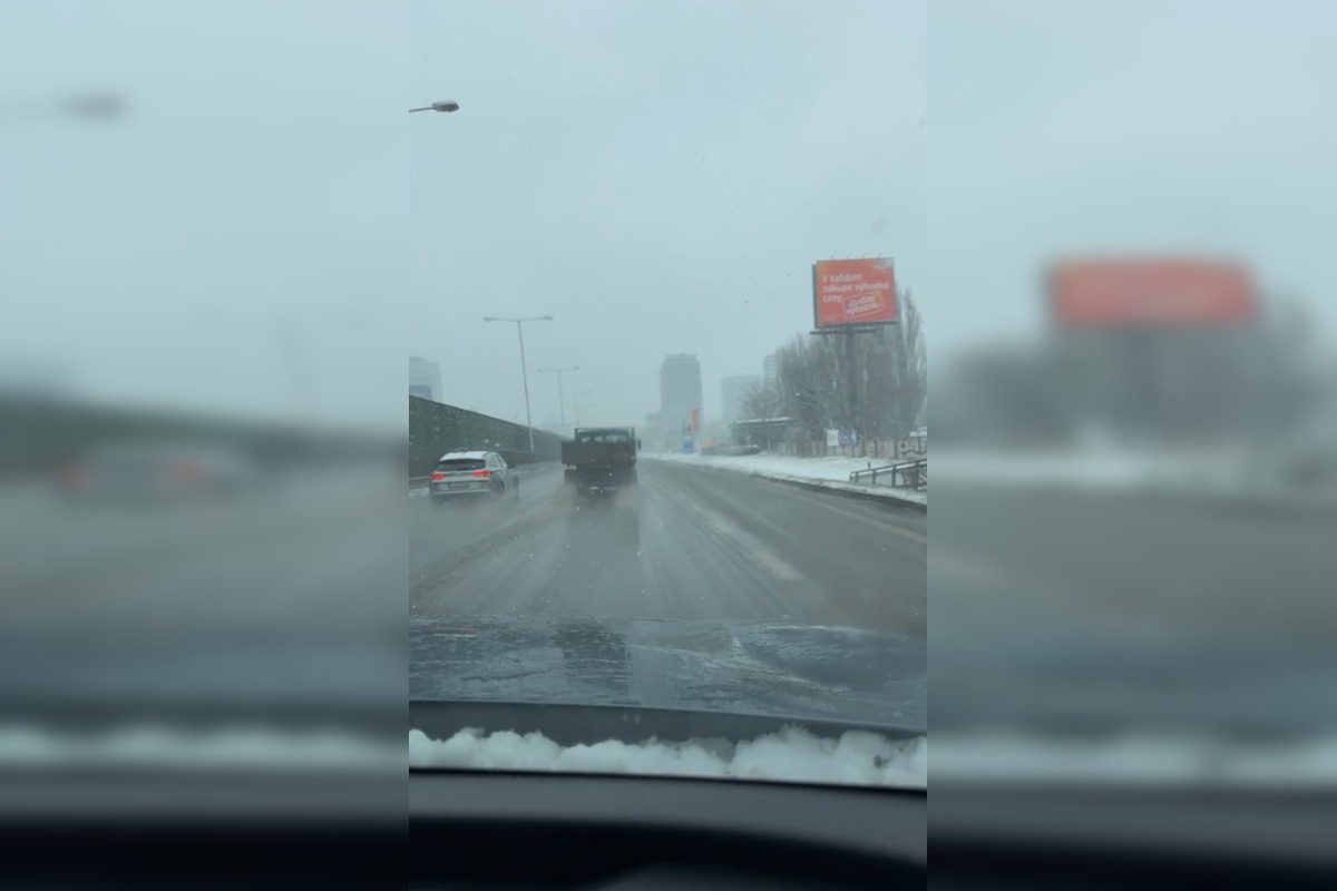 FOTO: V Bratislave opäť sneží. Napadnúť môže až 20 cm snehu, foto 8