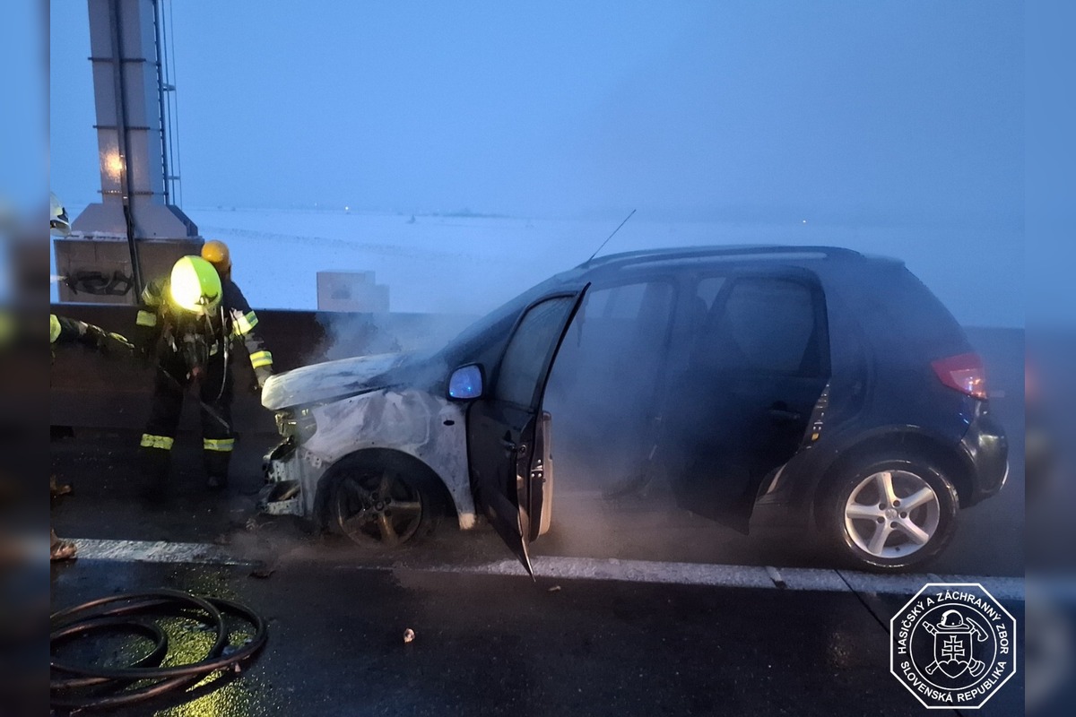 FOTO: Štvrtkové požiare na diaľniciach D1 a D2, foto 1