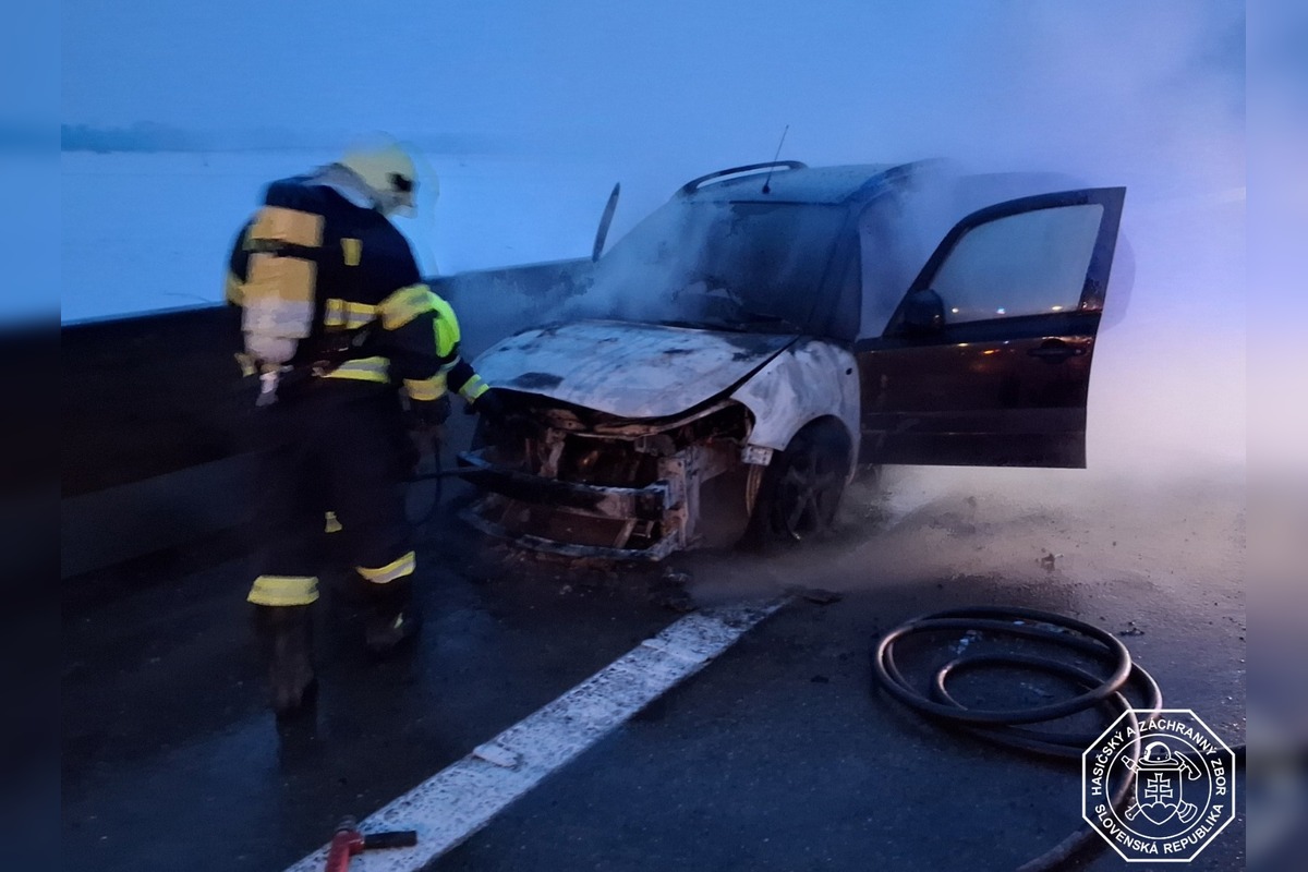 FOTO: Štvrtkové požiare na diaľniciach D1 a D2, foto 2