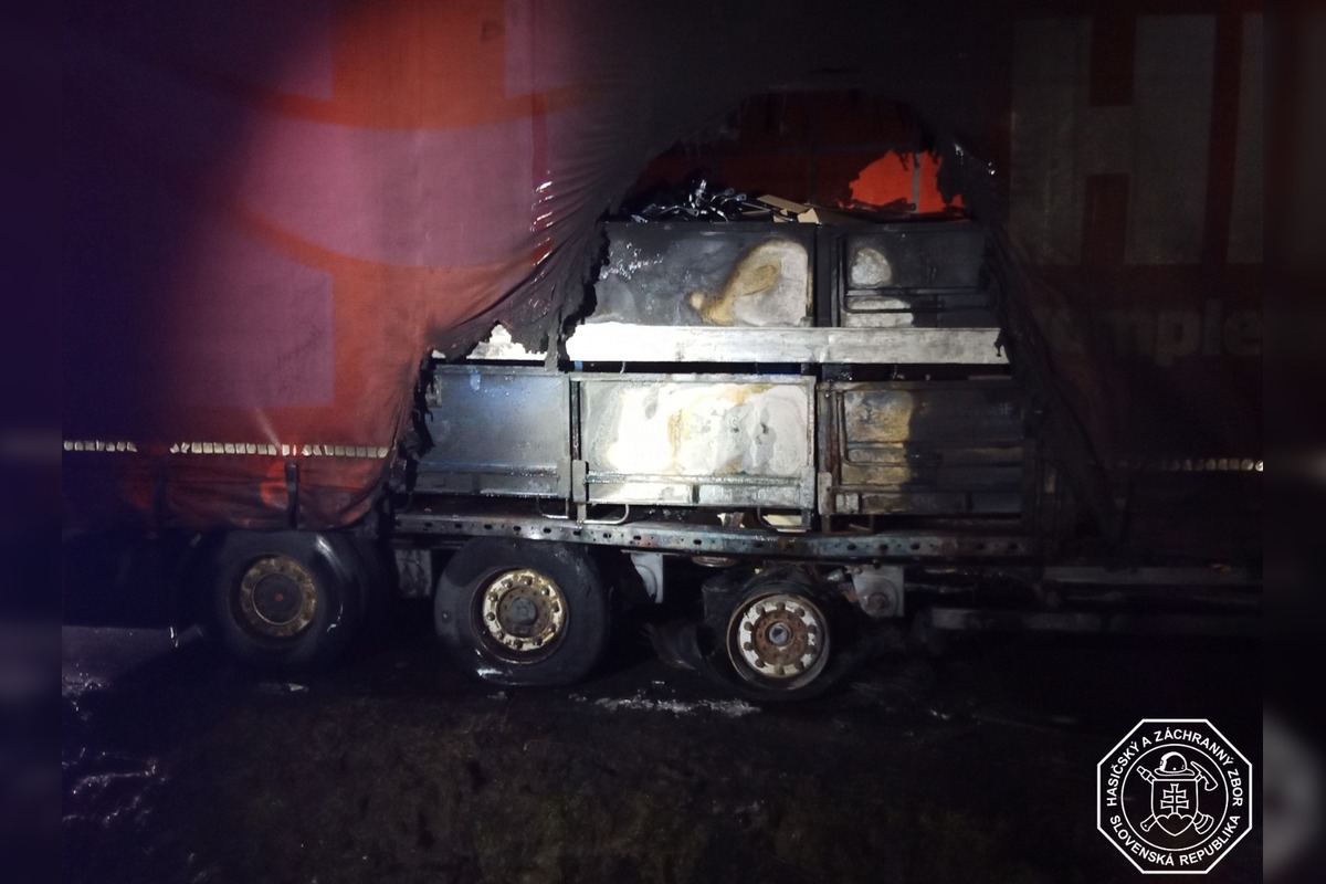 FOTO: Štvrtkové požiare na diaľniciach D1 a D2, foto 3