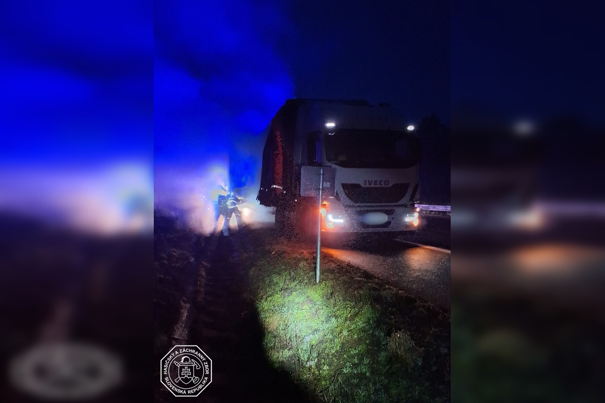 FOTO: Štvrtkové požiare na diaľniciach D1 a D2, foto 4