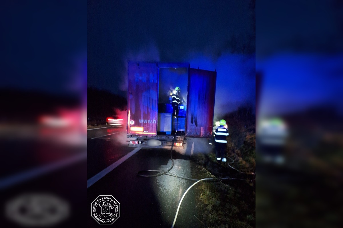 FOTO: Štvrtkové požiare na diaľniciach D1 a D2, foto 5