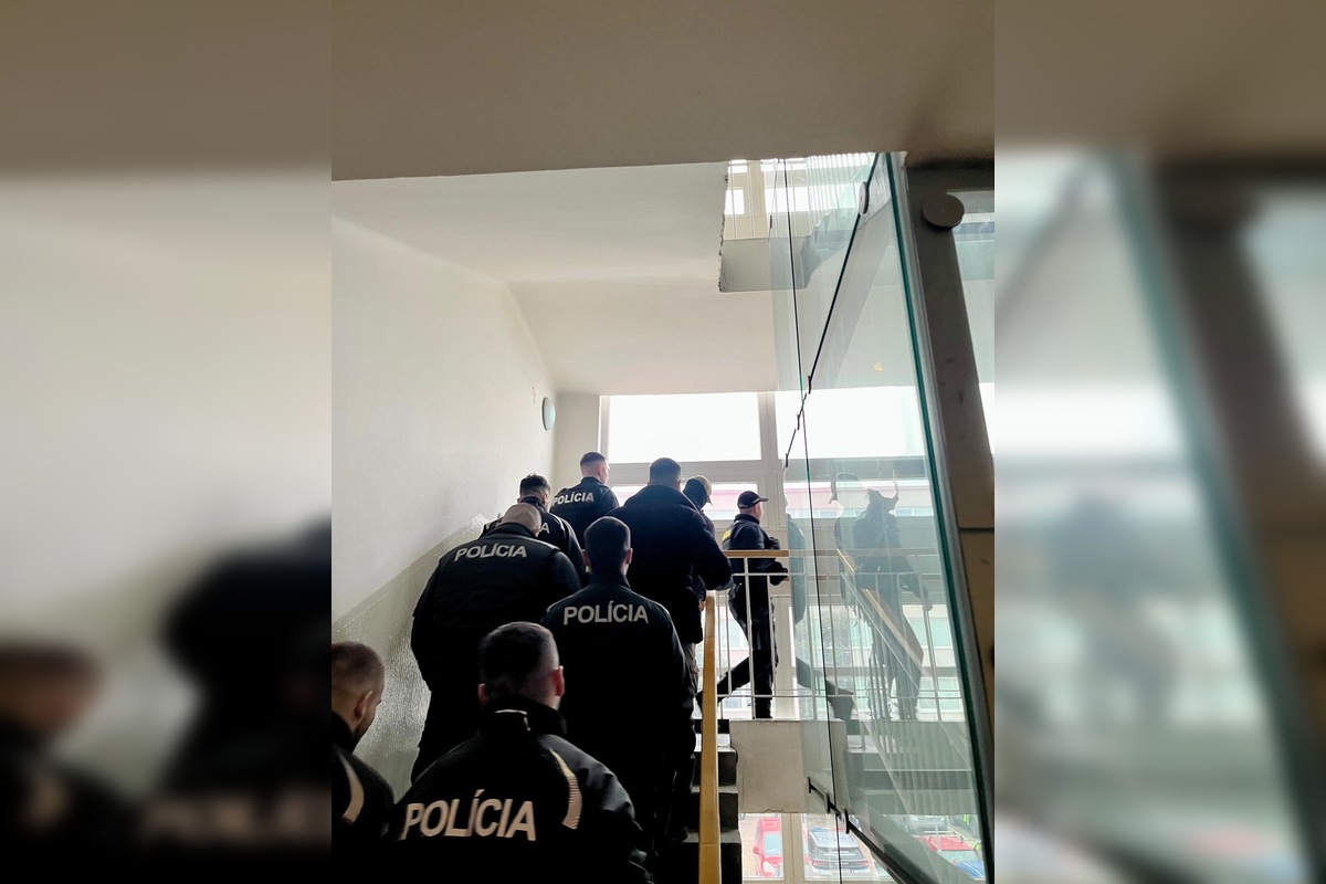 FOTO: Viac ako 700 skontrolovaných ľudí za jeden deň. Bratislavská polícia vypátrala 4 osoby, foto 2