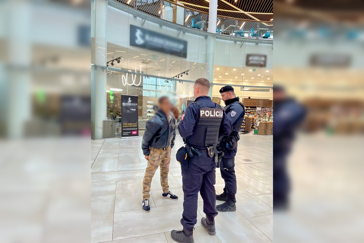 FOTO: Viac ako 700 skontrolovaných ľudí za jeden deň. Bratislavská polícia vypátrala 4 osoby, foto 4