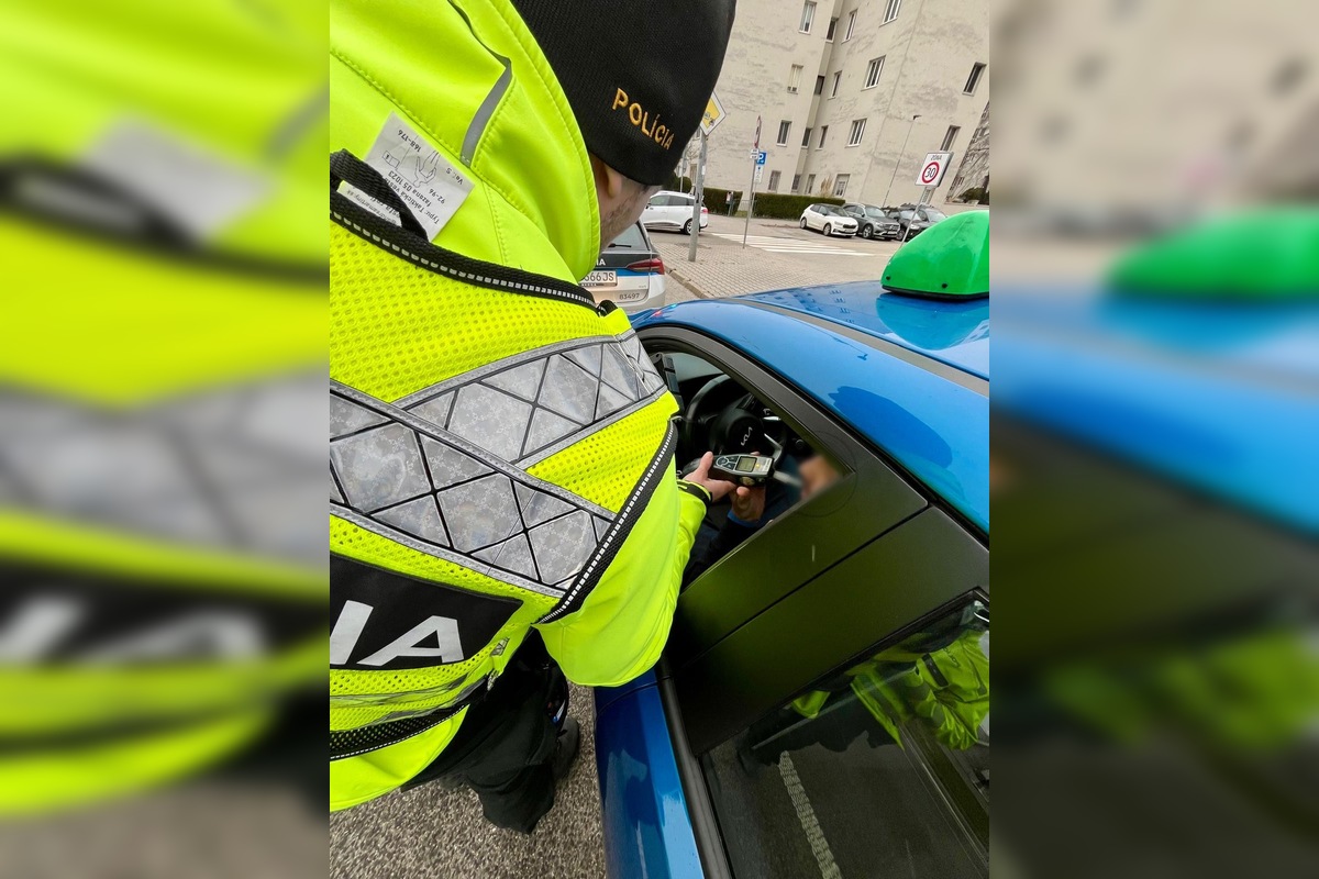 FOTO: Viac ako 700 skontrolovaných ľudí za jeden deň. Bratislavská polícia vypátrala 4 osoby, foto 5