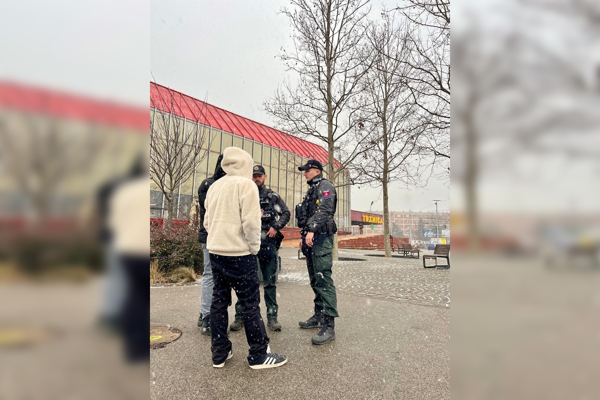 FOTO: Viac ako 700 skontrolovaných ľudí za jeden deň. Bratislavská polícia vypátrala 4 osoby, foto 6