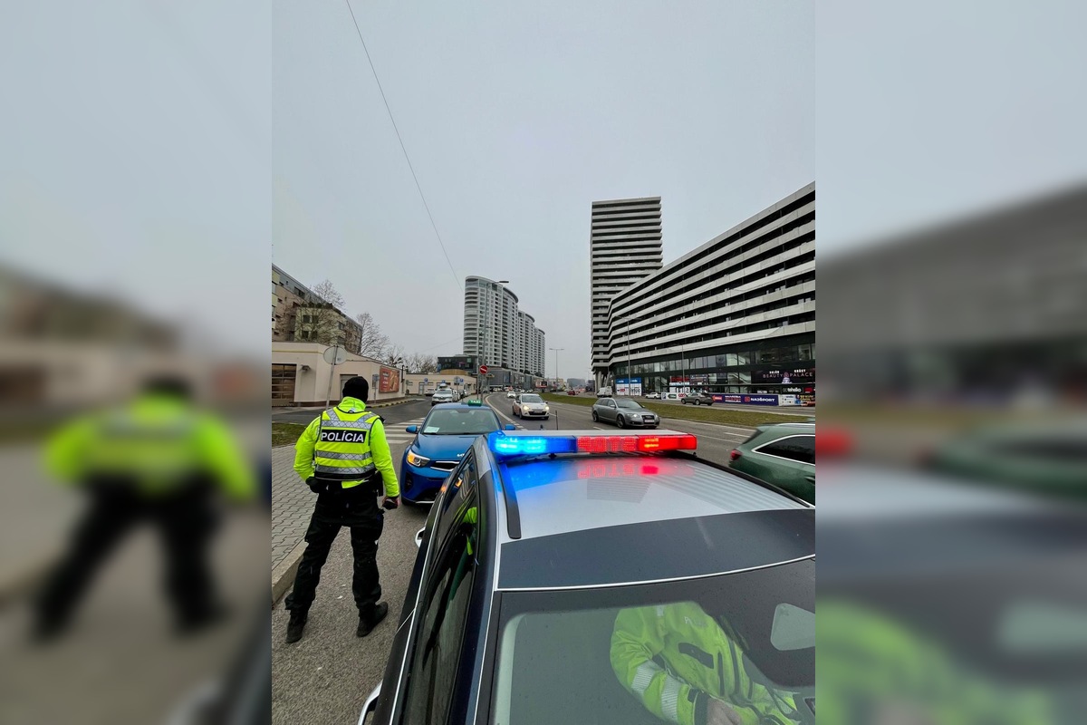 FOTO: Viac ako 700 skontrolovaných ľudí za jeden deň. Bratislavská polícia vypátrala 4 osoby, foto 9