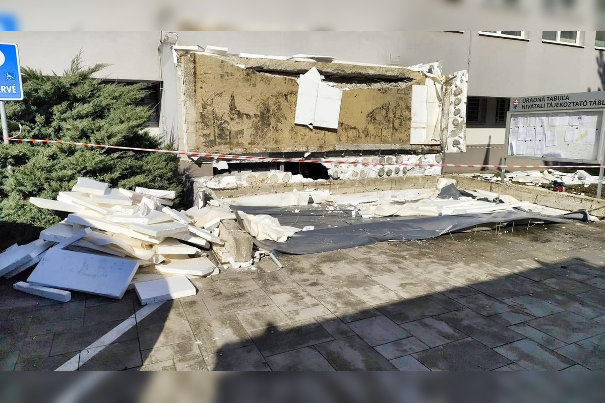 FOTO: Nešťastie v Komárne, pád strechy si vyžiadal jeden život, foto 1