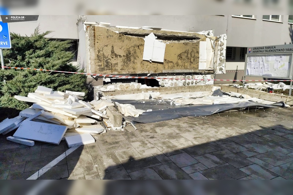 FOTO: Nešťastie v Komárne, pád strechy si vyžiadal jeden život, foto 4