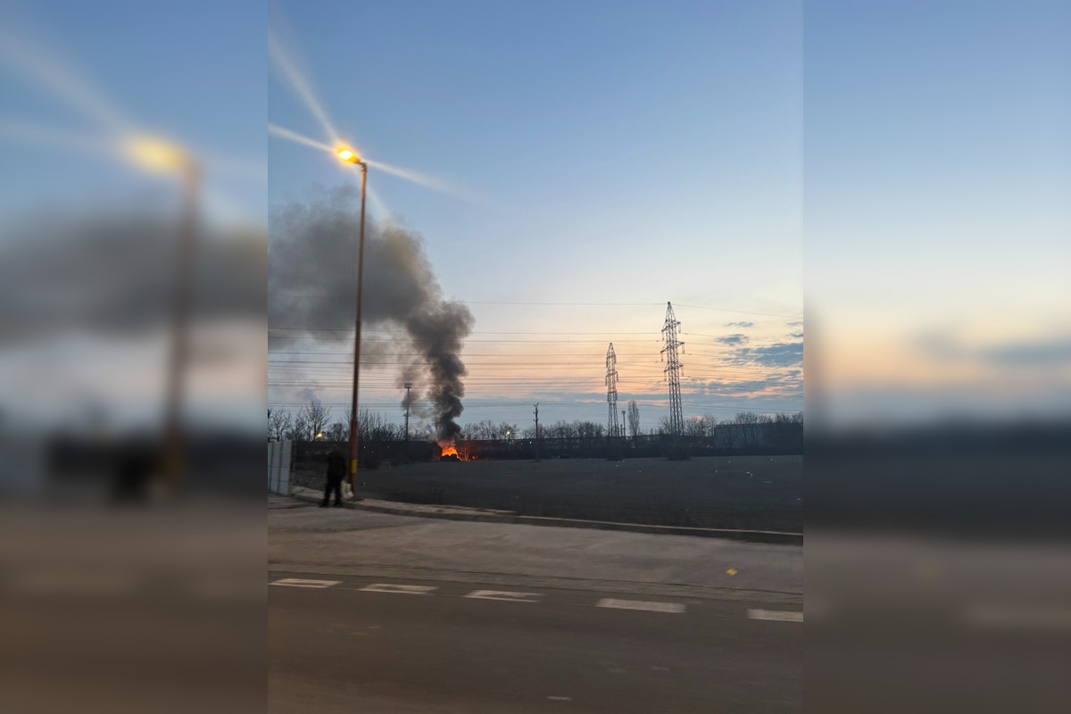 FOTO:  V Biskupiciach pri Kauflande horeli odpadky a príbytok ľudí bez domova, foto 1