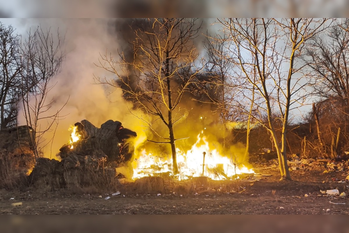 FOTO:  V Biskupiciach pri Kauflande horeli odpadky a príbytok ľudí bez domova, foto 2
