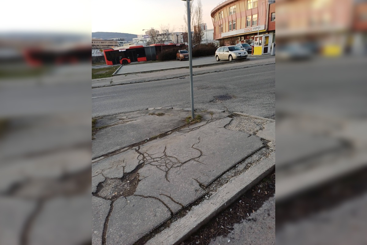 FOTO: Obyvatelia Nového Mesta majú plné zuby katastrofálnych chodníkov. Matky s kočíkmi nevedia ani prejsť k poliklinike, foto 4