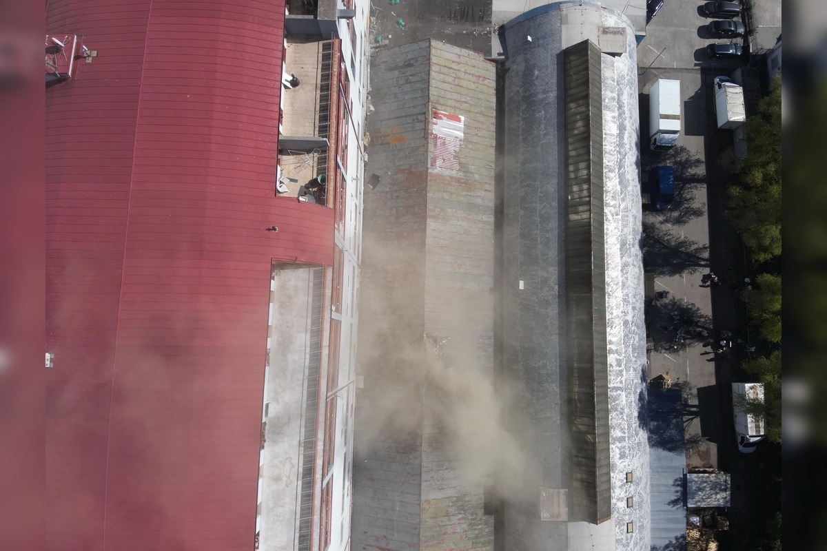 FOTO: VIDEO: Hasiči zasahujú pri požiari na Starej Vajnorskej v Bratislave, z neďalekej ubytovne evakuovali približne 30, foto 1