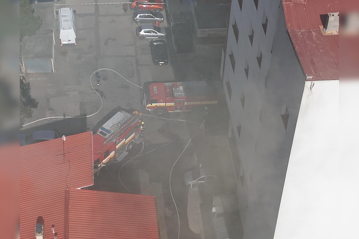 FOTO: VIDEO: Hasiči zasahujú pri požiari na Starej Vajnorskej v Bratislave, z neďalekej ubytovne evakuovali približne 30, foto 2