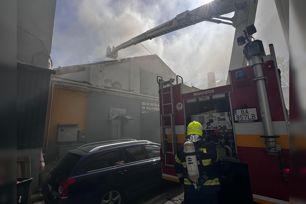 FOTO: VIDEO: Hasiči zasahujú pri požiari na Starej Vajnorskej v Bratislave, z neďalekej ubytovne evakuovali približne 30, foto 3