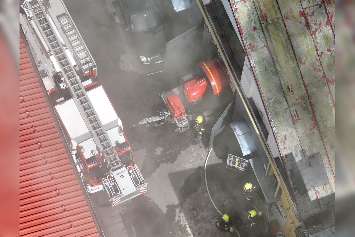 FOTO: VIDEO: Hasiči zasahujú pri požiari na Starej Vajnorskej v Bratislave, z neďalekej ubytovne evakuovali približne 30, foto 5