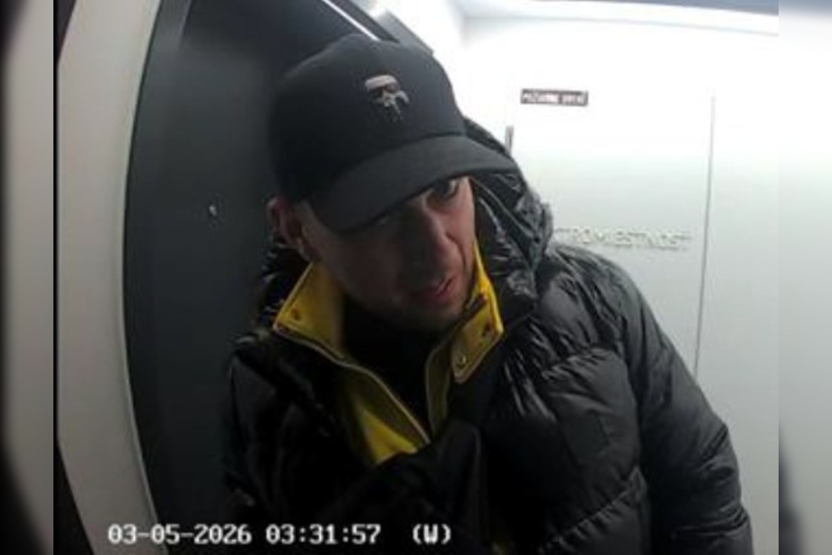 FOTO: Polícia má fotky muža, ktorý sa vkradol do bytu v Starom Meste. Poznáte ho?, foto 1