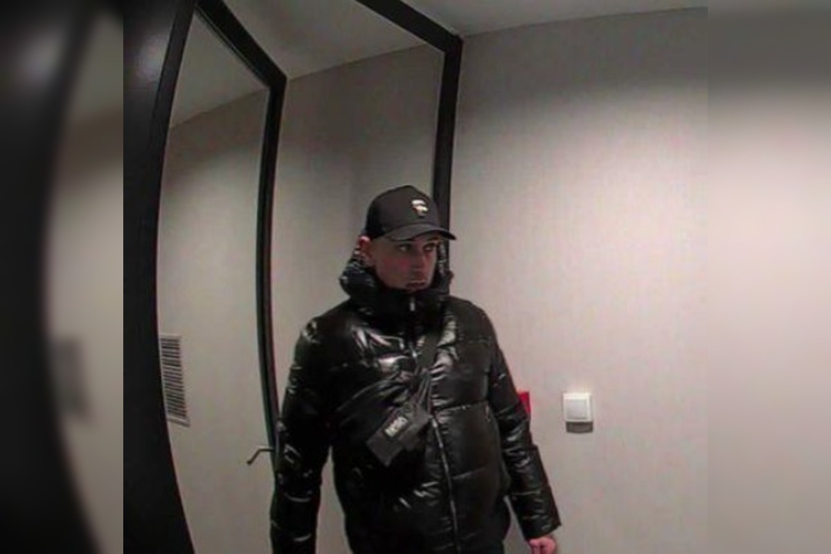 FOTO: Polícia má fotky muža, ktorý sa vkradol do bytu v Starom Meste. Poznáte ho?, foto 2