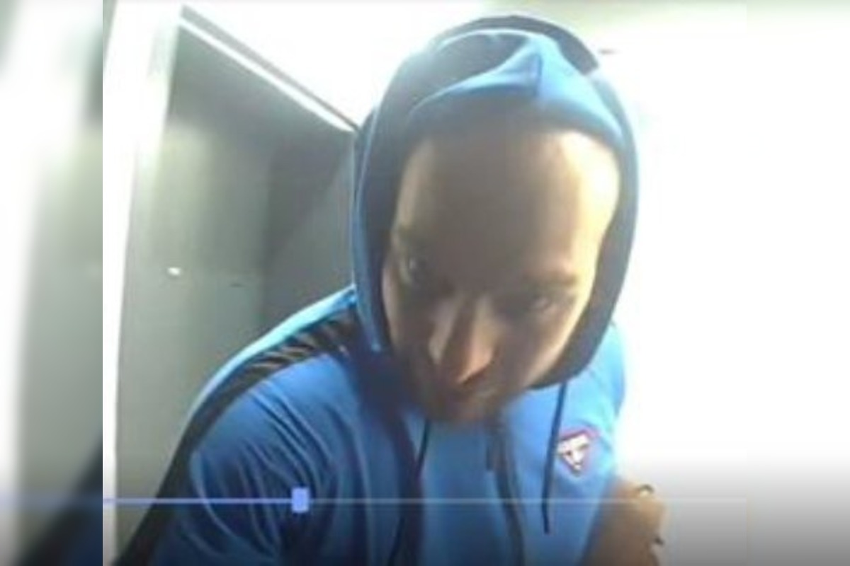 FOTO: Polícia má fotky muža, ktorý sa vkradol do bytu v Starom Meste. Poznáte ho?, foto 3