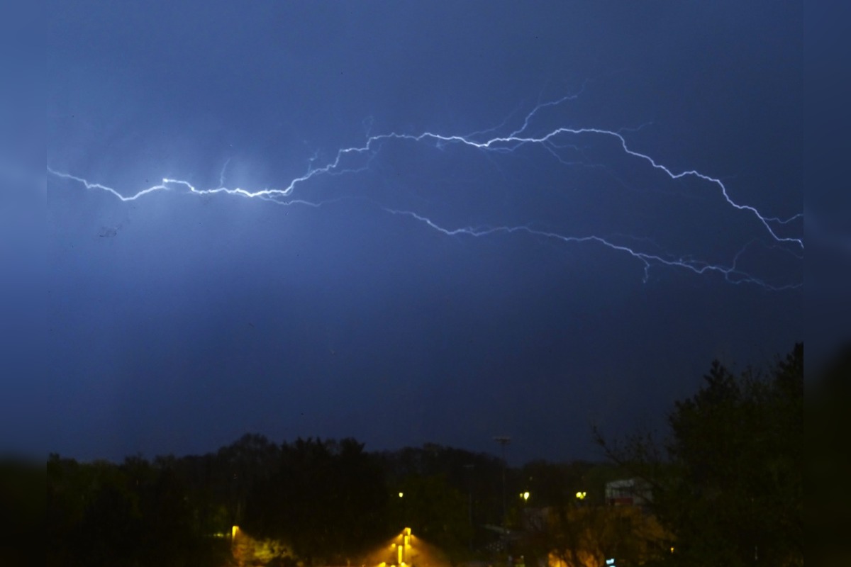 FOTO: Bratislavčania zachytili nádherné zábery búrky. Na oblohe šľahali smrteľné blesky, foto 1