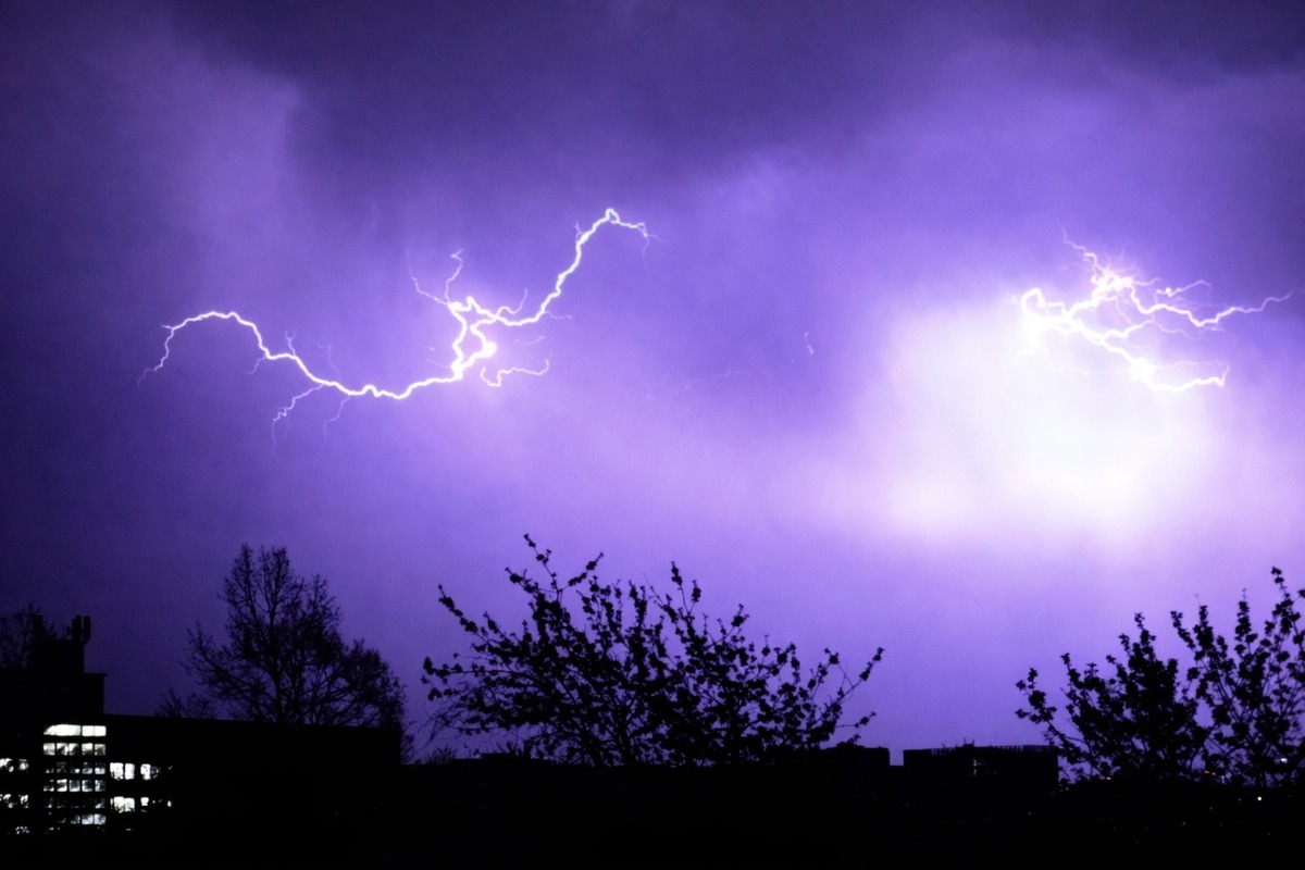 FOTO: Bratislavčania zachytili nádherné zábery búrky. Na oblohe šľahali smrteľné blesky, foto 2