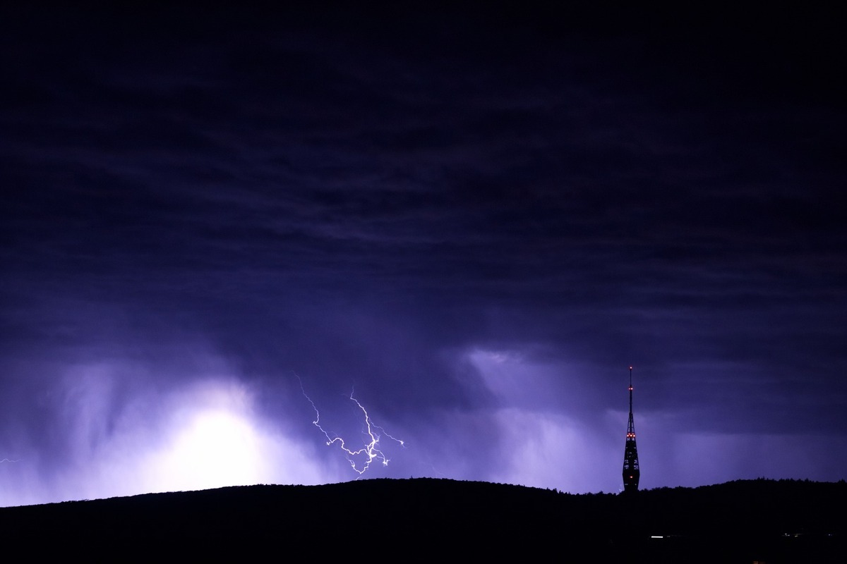 FOTO: Bratislavčania zachytili nádherné zábery búrky. Na oblohe šľahali smrteľné blesky, foto 3