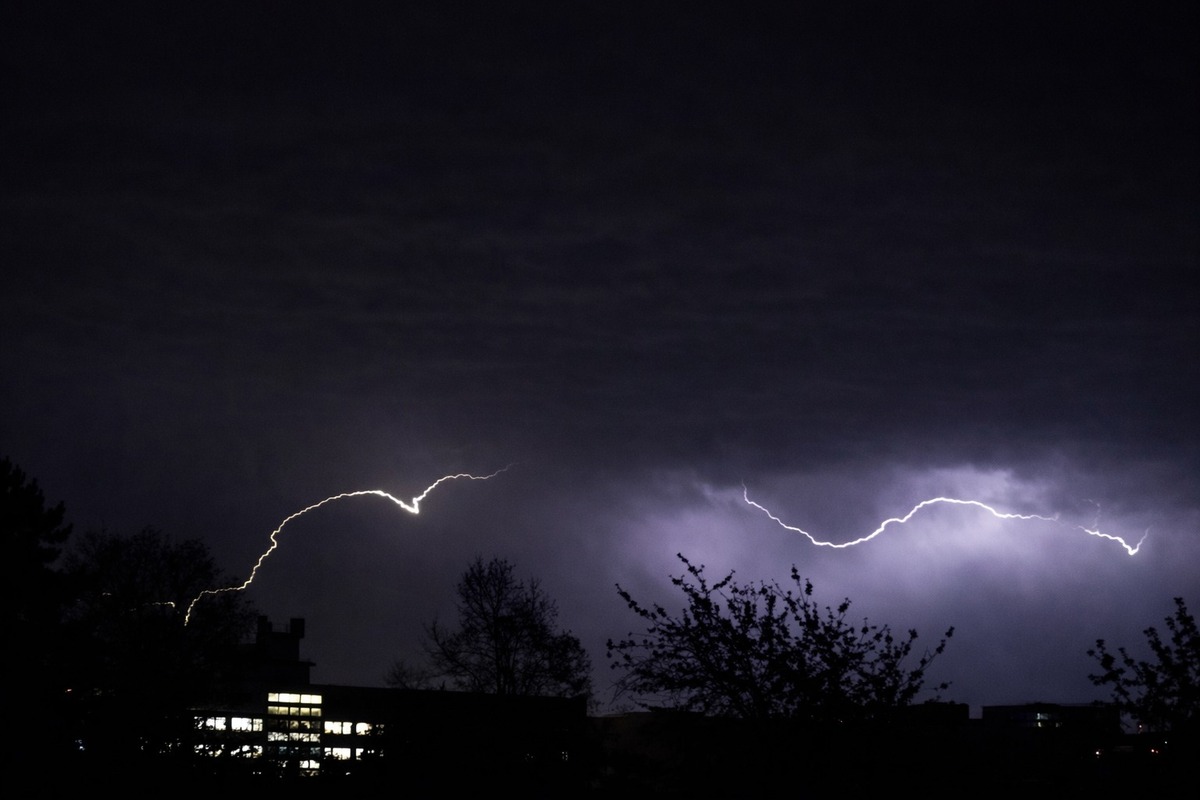 FOTO: Bratislavčania zachytili nádherné zábery búrky. Na oblohe šľahali smrteľné blesky, foto 4
