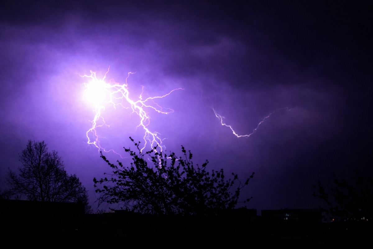 FOTO: Bratislavčania zachytili nádherné zábery búrky. Na oblohe šľahali smrteľné blesky, foto 5