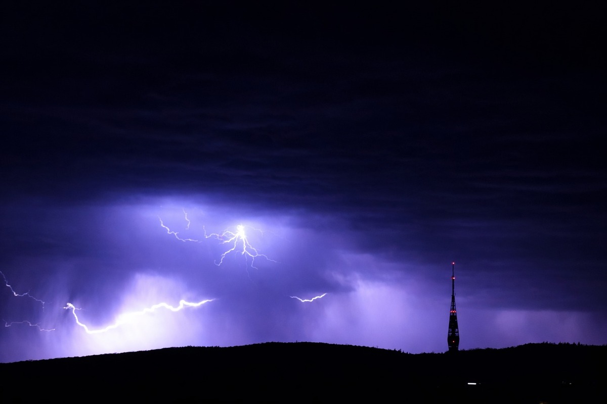 FOTO: Bratislavčania zachytili nádherné zábery búrky. Na oblohe šľahali smrteľné blesky, foto 6