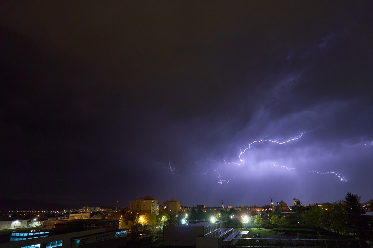 FOTO: Bratislavčania zachytili nádherné zábery búrky. Na oblohe šľahali smrteľné blesky, foto 7