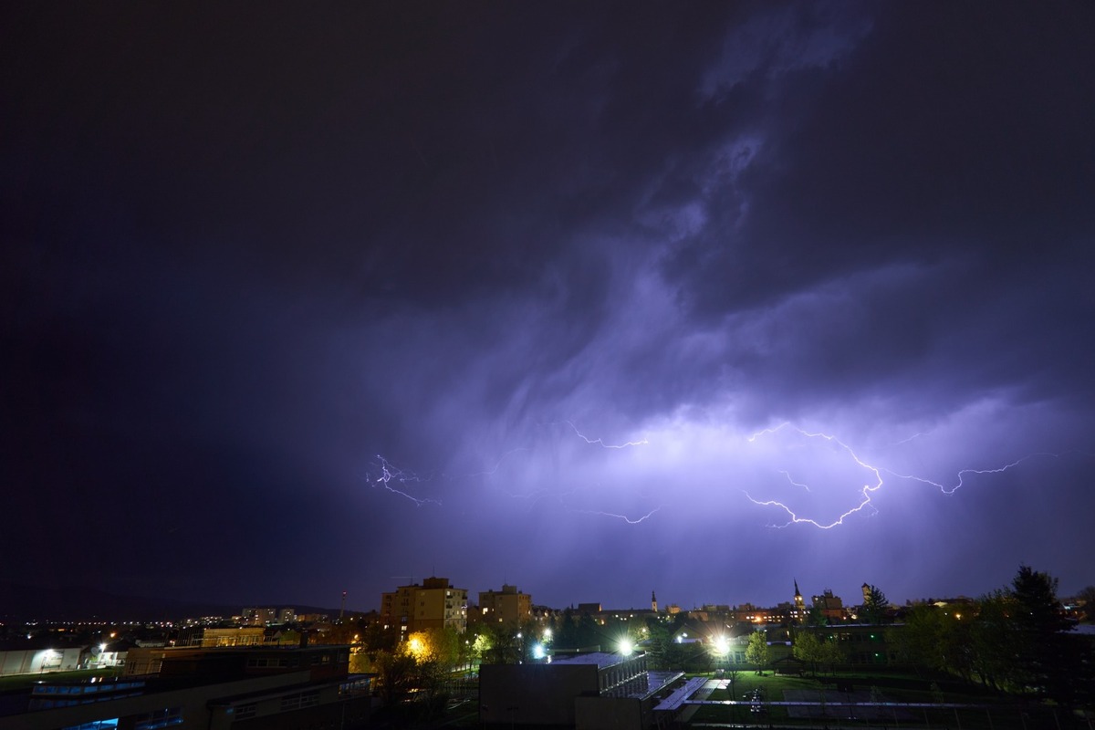 FOTO: Bratislavčania zachytili nádherné zábery búrky. Na oblohe šľahali smrteľné blesky, foto 8