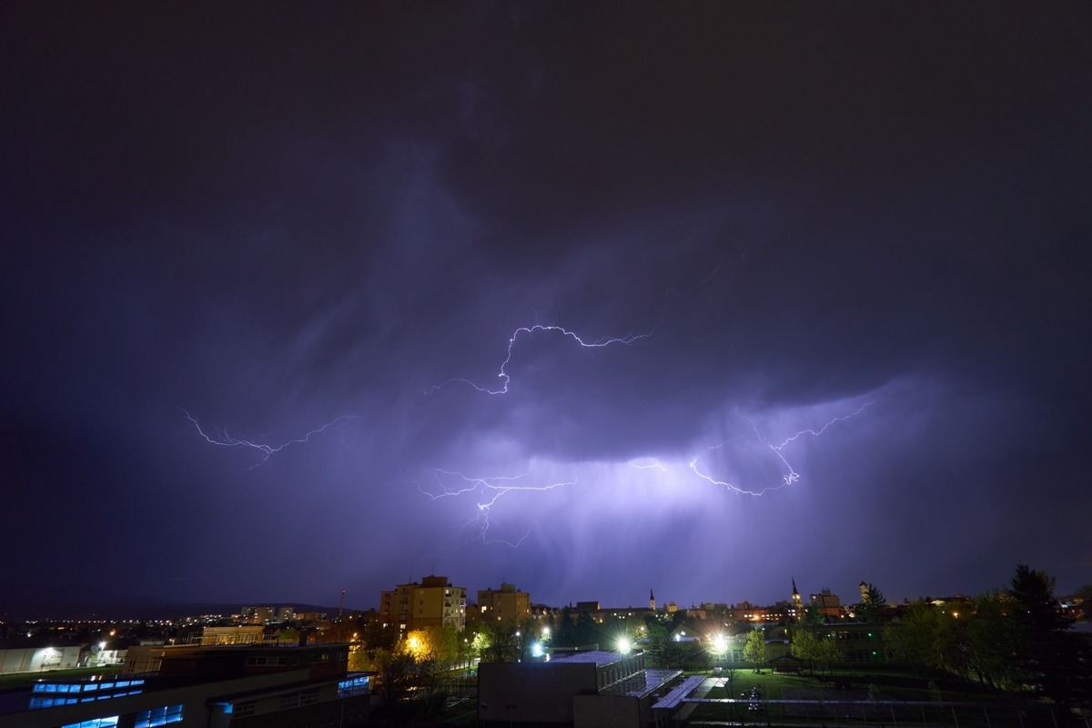 FOTO: Bratislavčania zachytili nádherné zábery búrky. Na oblohe šľahali smrteľné blesky, foto 9