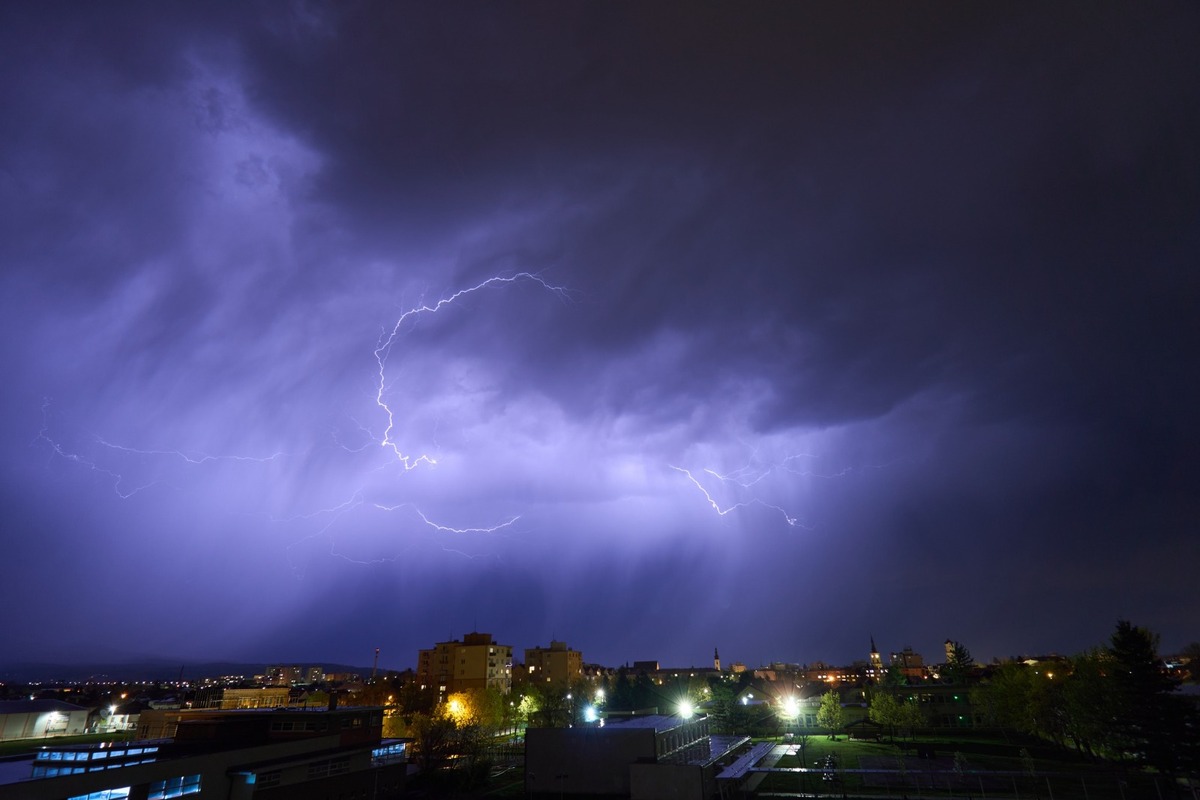FOTO: Bratislavčania zachytili nádherné zábery búrky. Na oblohe šľahali smrteľné blesky, foto 10