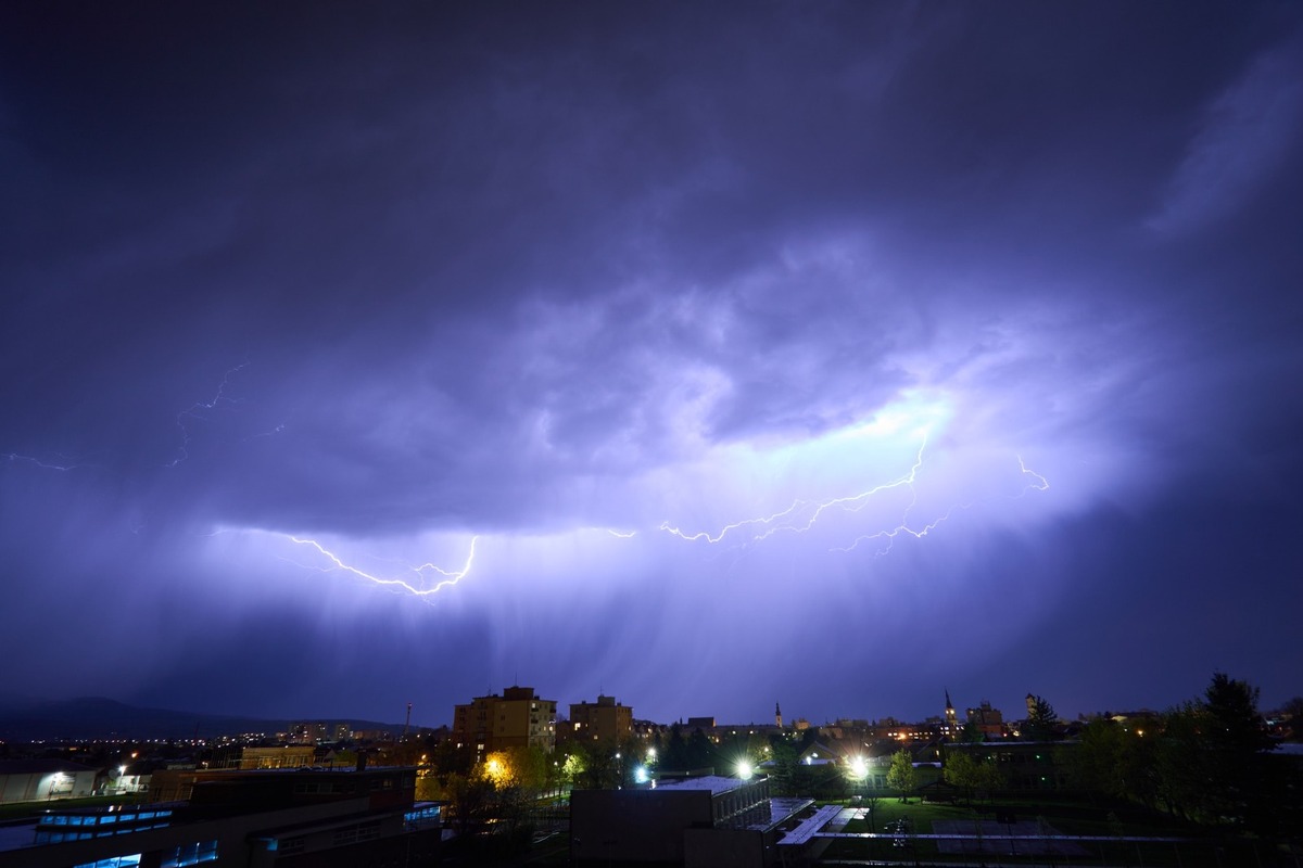 FOTO: Bratislavčania zachytili nádherné zábery búrky. Na oblohe šľahali smrteľné blesky, foto 11