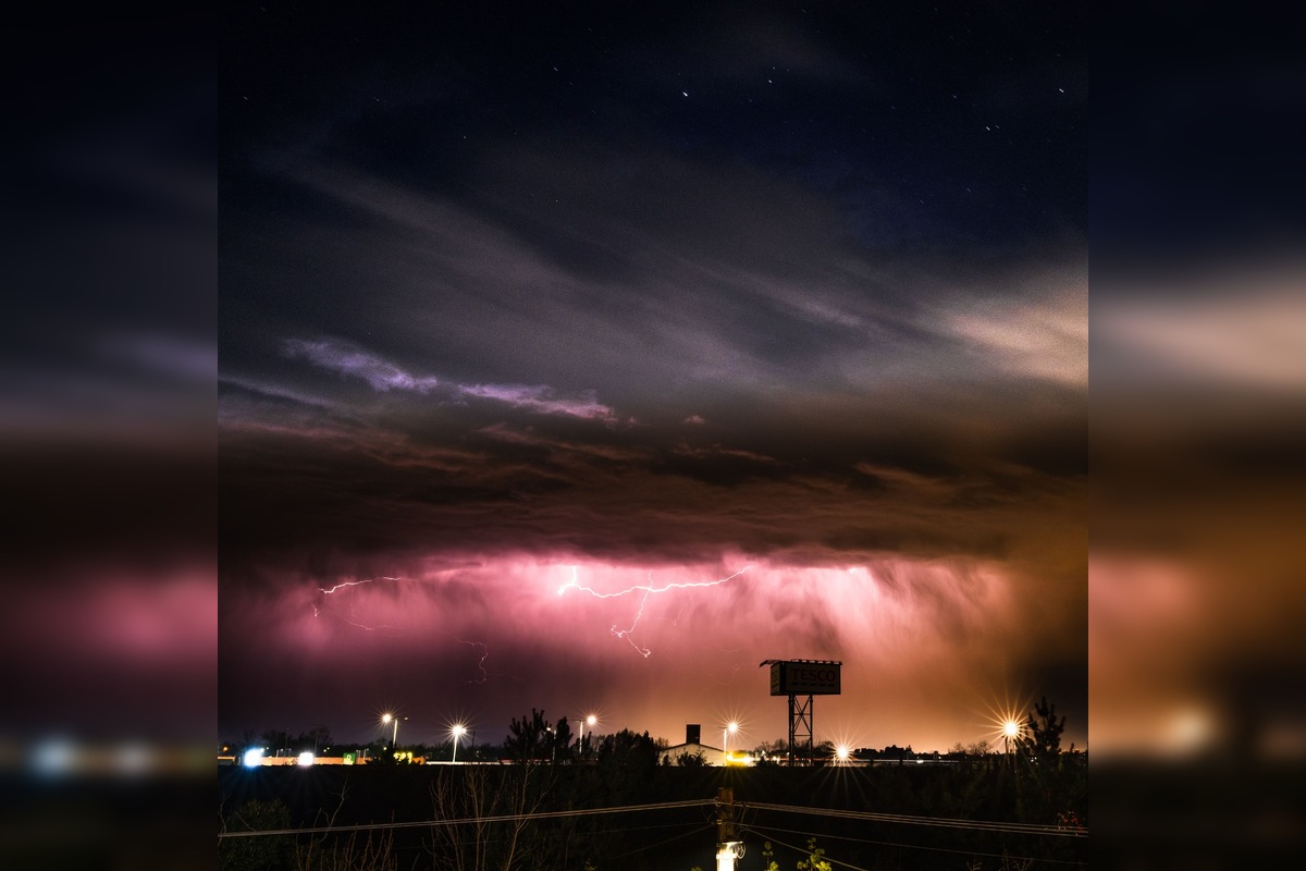 FOTO: Bratislavčania zachytili nádherné zábery búrky. Na oblohe šľahali smrteľné blesky, foto 12