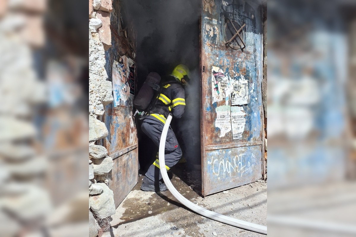 FOTO: Hasiči v stredu zasahovali v Starom Meste. Horela budova hneď vedľa zastávky, foto 1