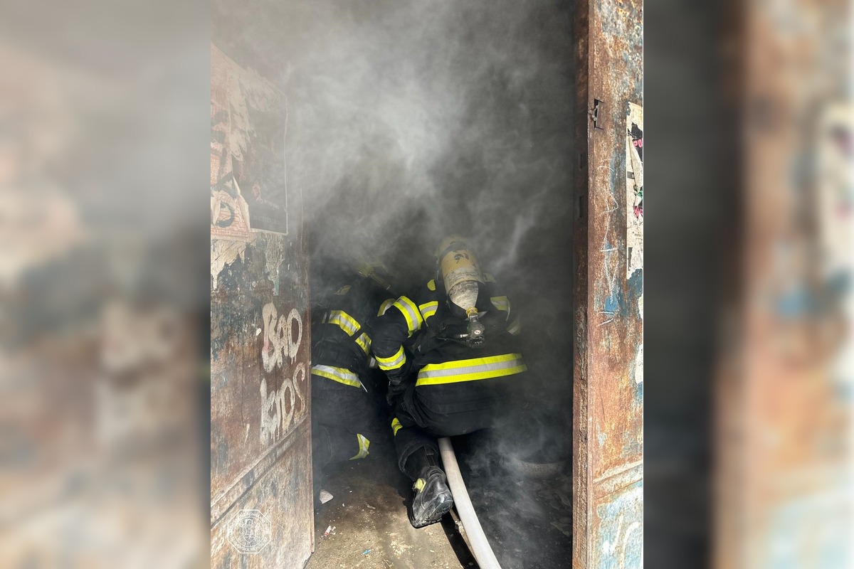 FOTO: Hasiči v stredu zasahovali v Starom Meste. Horela budova hneď vedľa zastávky, foto 2