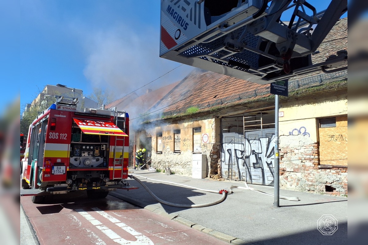 FOTO: Hasiči v stredu zasahovali v Starom Meste. Horela budova hneď vedľa zastávky, foto 3