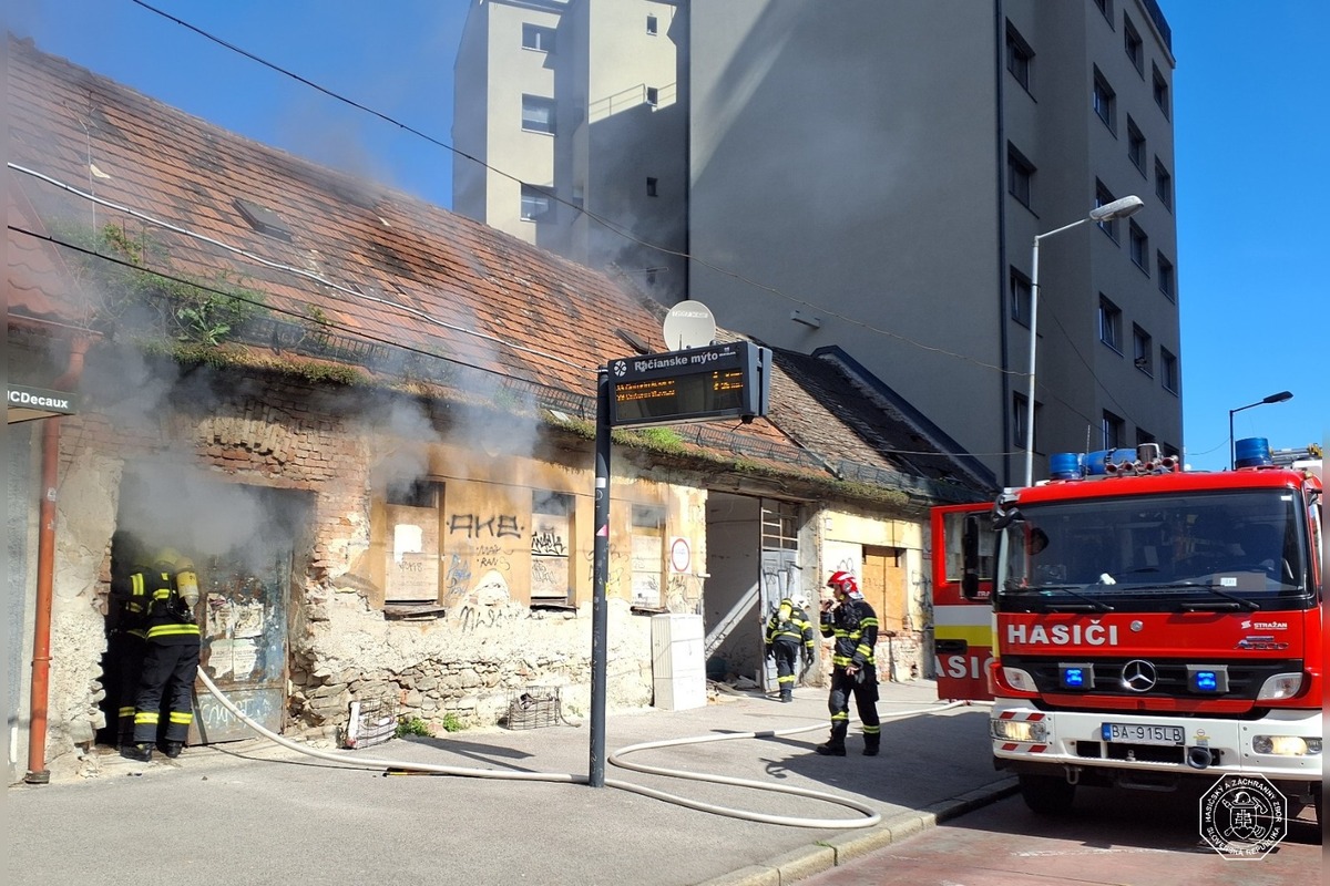 FOTO: Hasiči v stredu zasahovali v Starom Meste. Horela budova hneď vedľa zastávky, foto 4