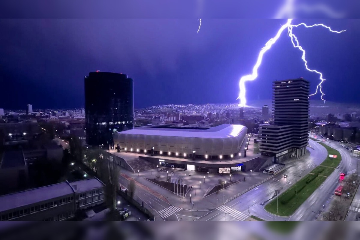 FOTO: Fotografia blesku, ktorý v Bratislave udrel do domu, ohromila obyvateľov, foto 1