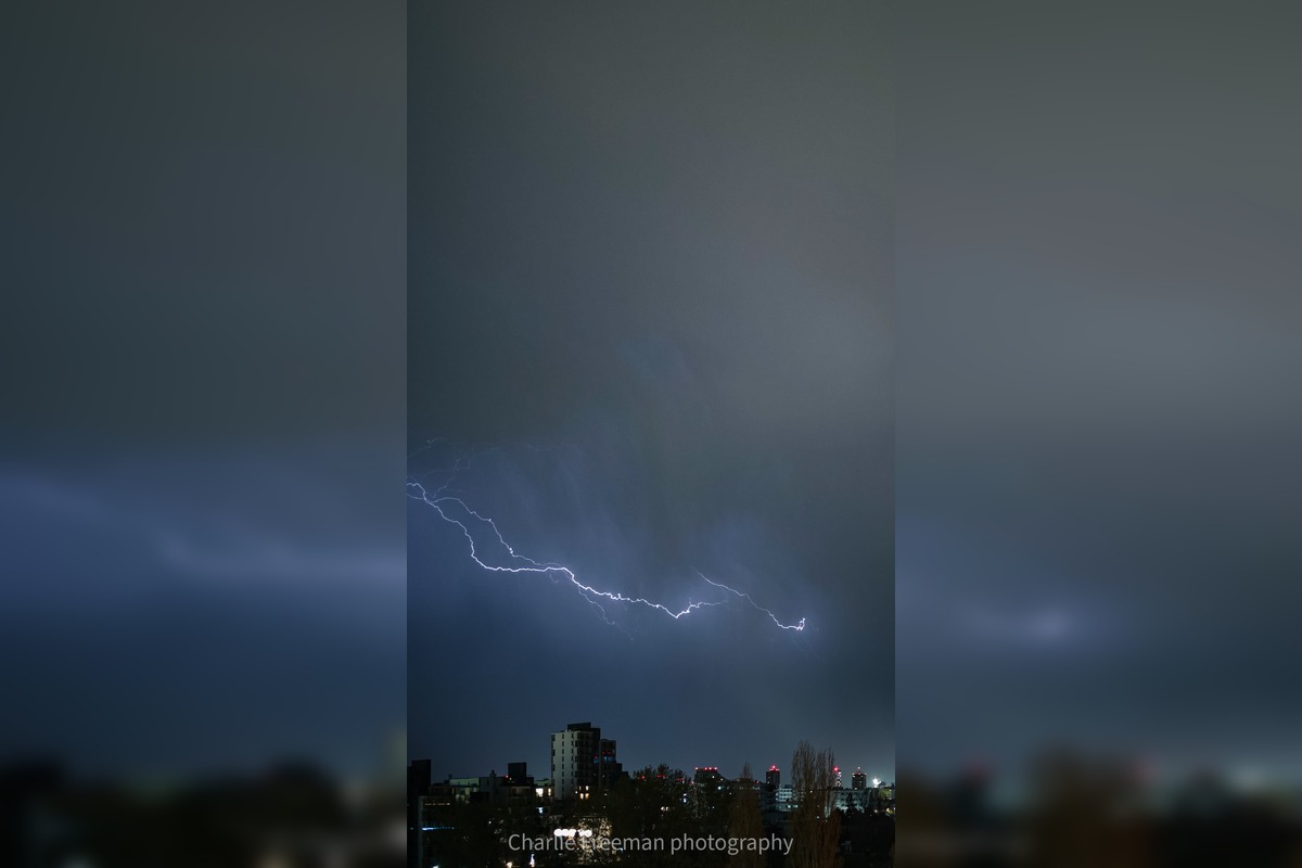 FOTO: Fotografia blesku, ktorý v Bratislave udrel do domu, ohromila obyvateľov, foto 2