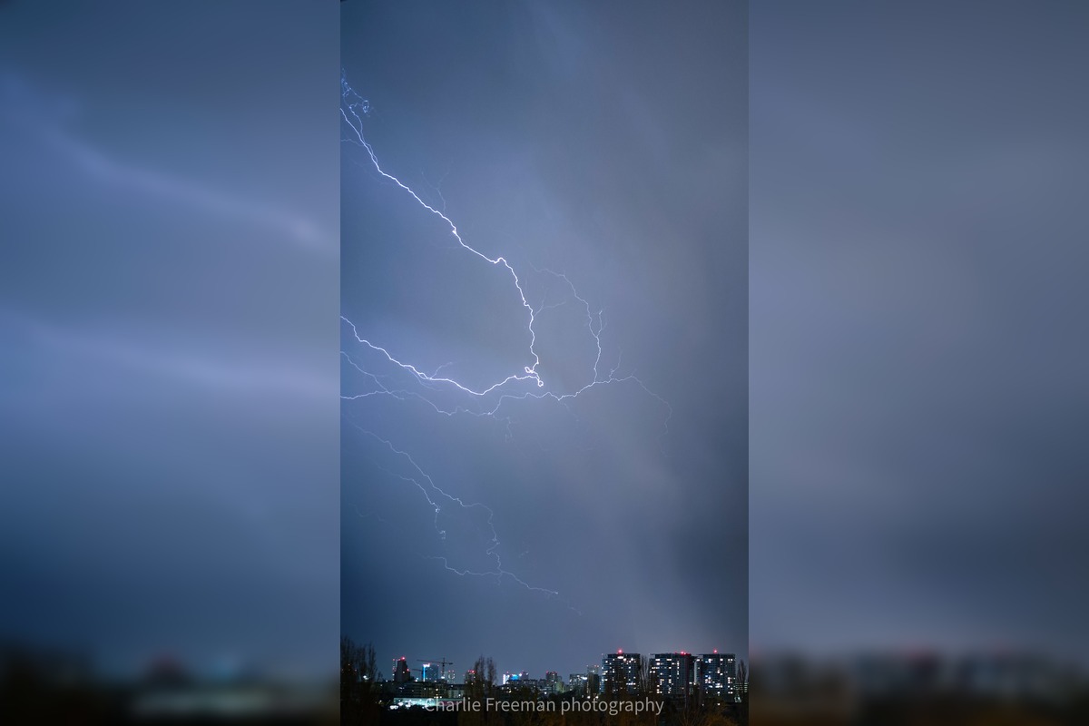 FOTO: Fotografia blesku, ktorý v Bratislave udrel do domu, ohromila obyvateľov, foto 3