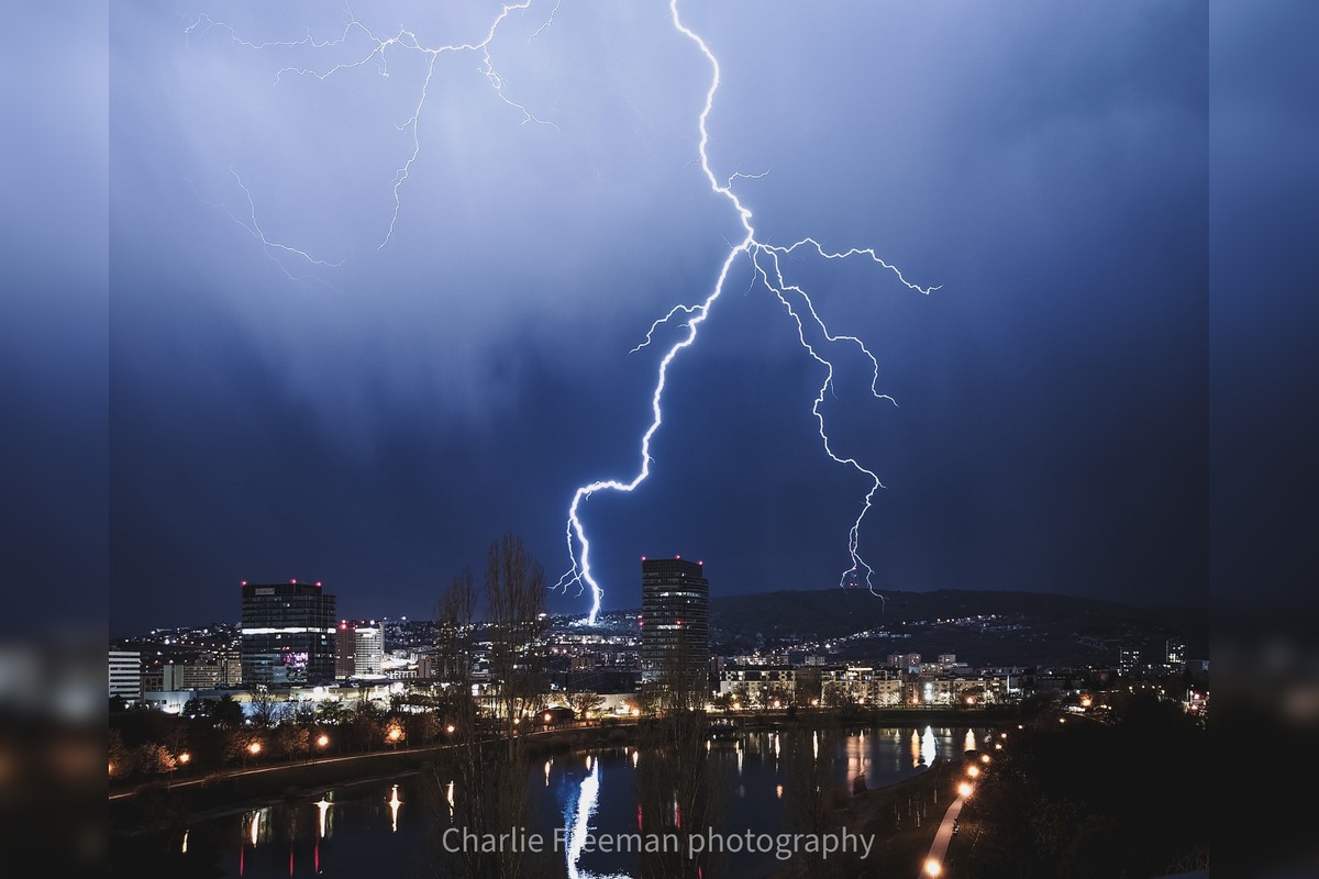 FOTO: Fotografia blesku, ktorý v Bratislave udrel do domu, ohromila obyvateľov, foto 4