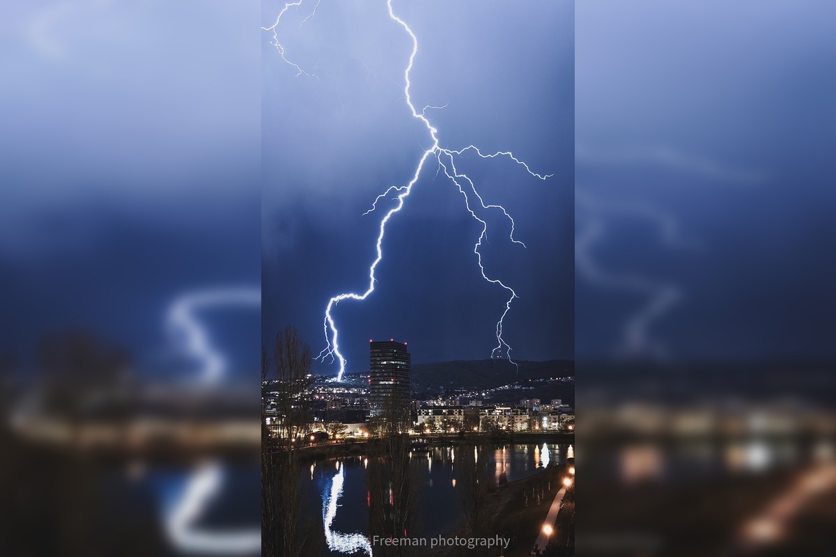 FOTO: Fotografia blesku, ktorý v Bratislave udrel do domu, ohromila obyvateľov, foto 5