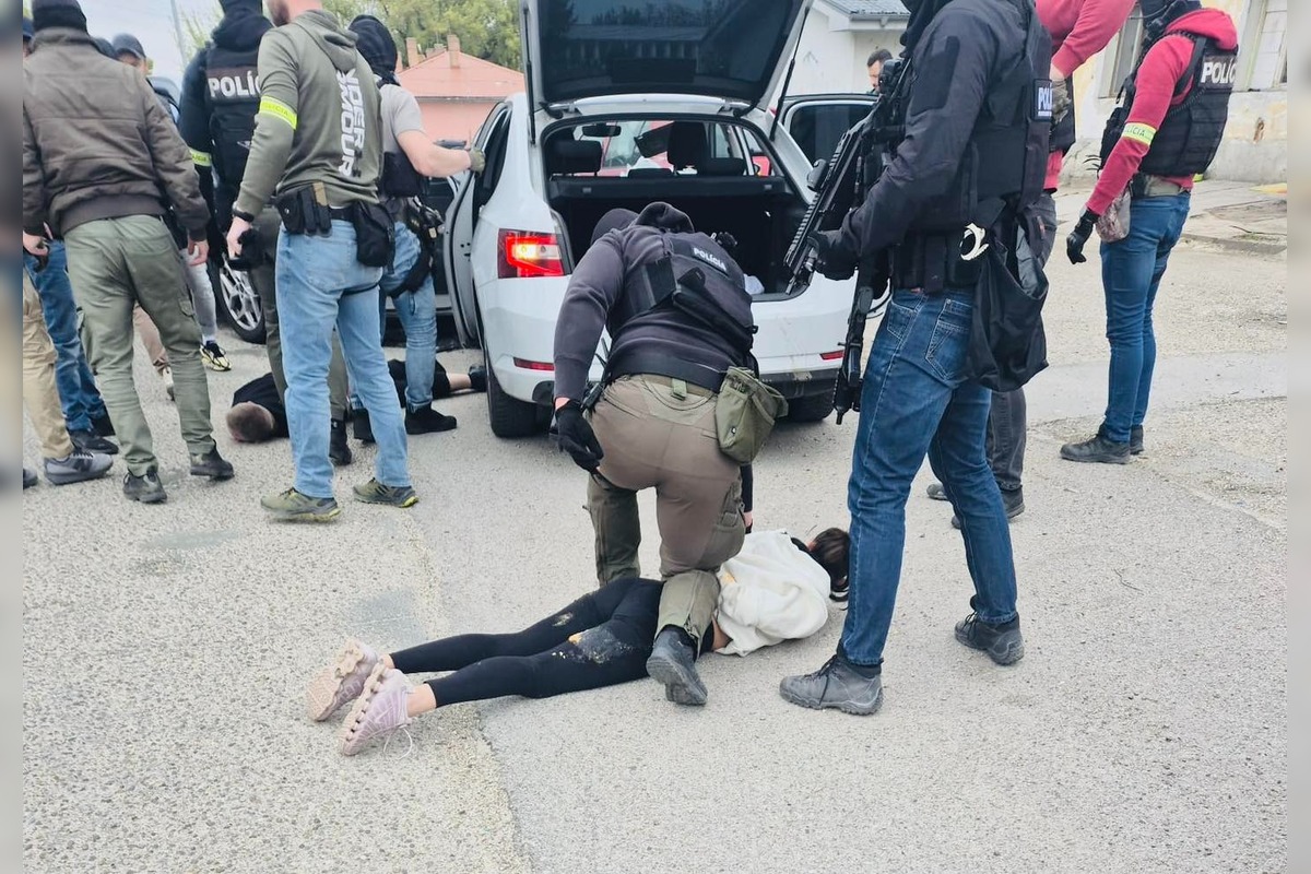 FOTO: Policajti zadržali muža, ktorý v marci zničil Kamenné námestie, foto 3